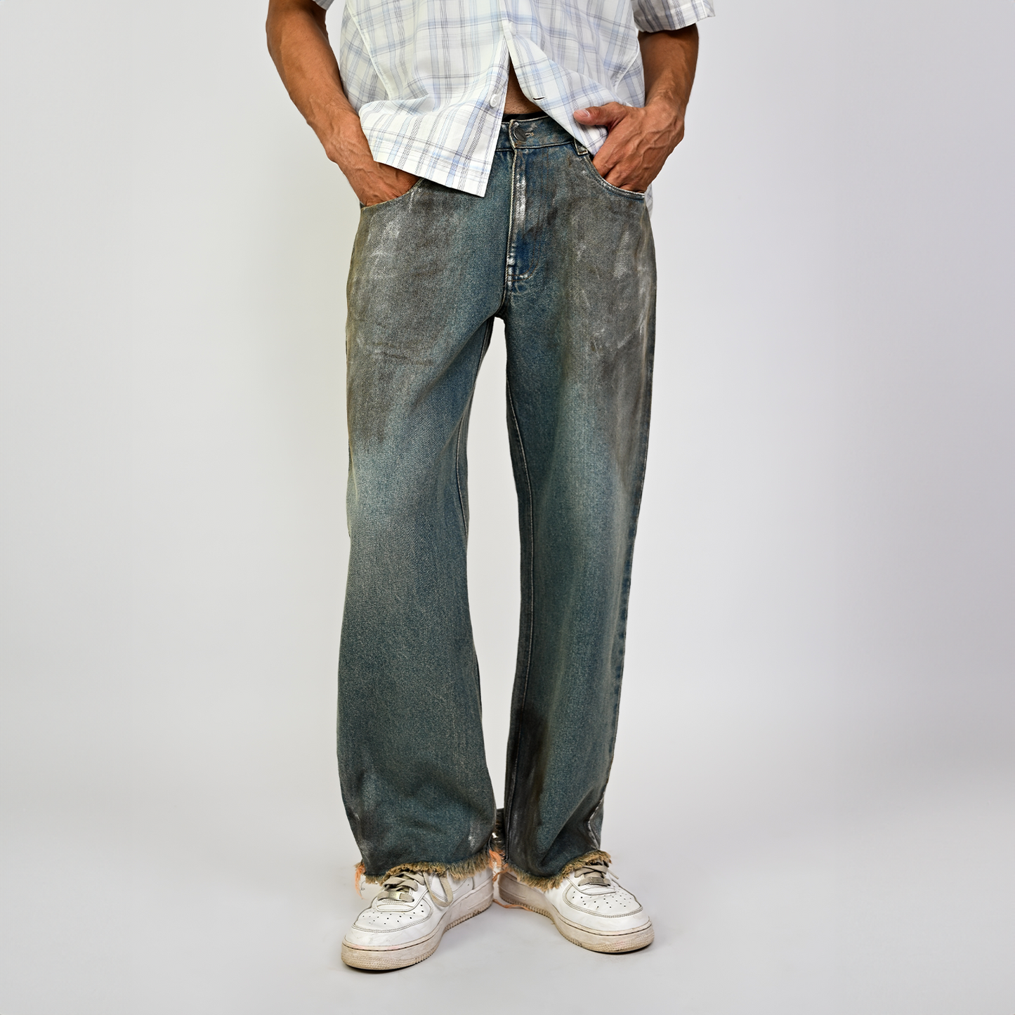 Straight fit denim with hand-painted whitewash surface (Indigo)
