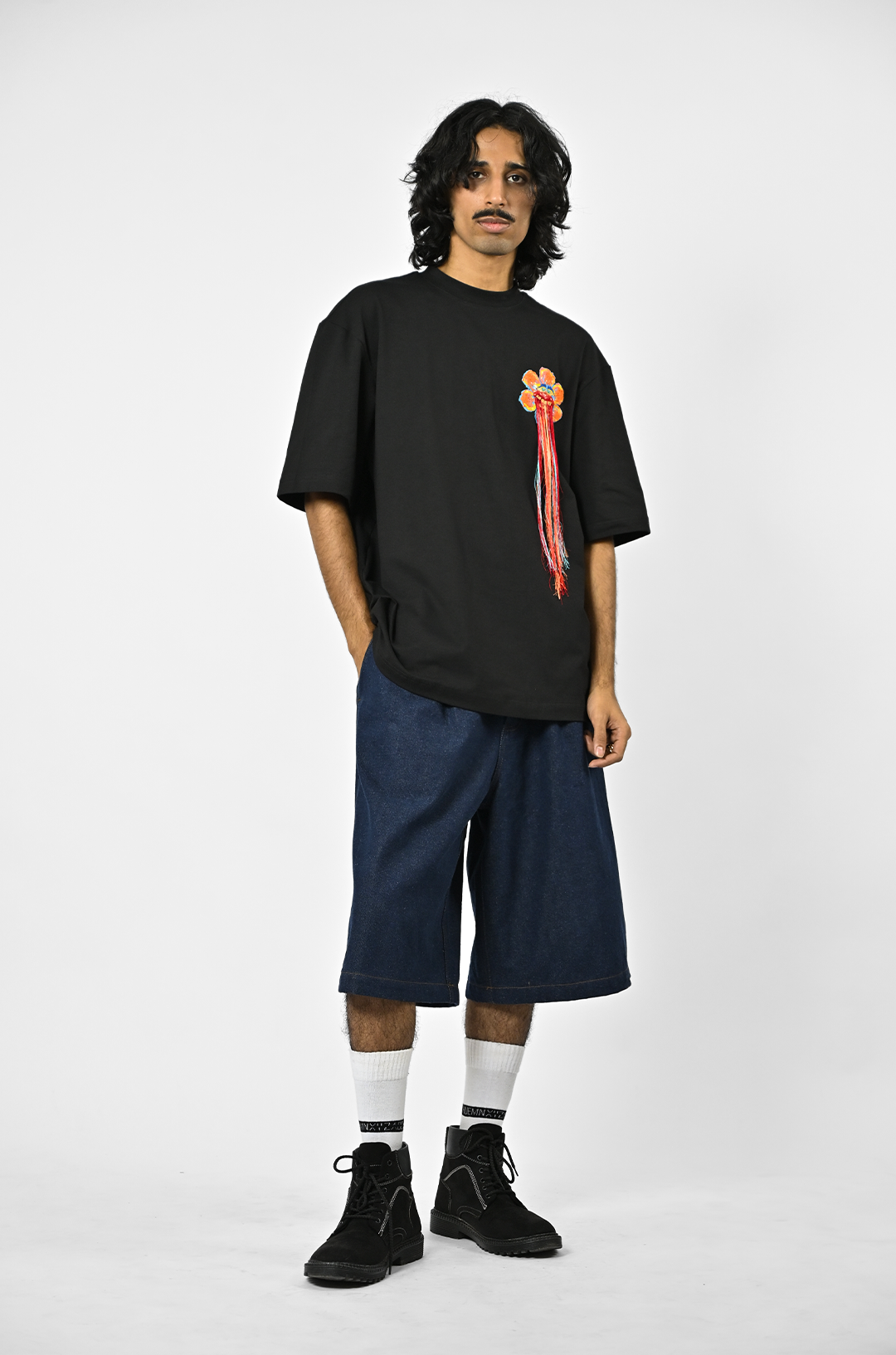 Hand-embroidered floral t-shirt (Black)