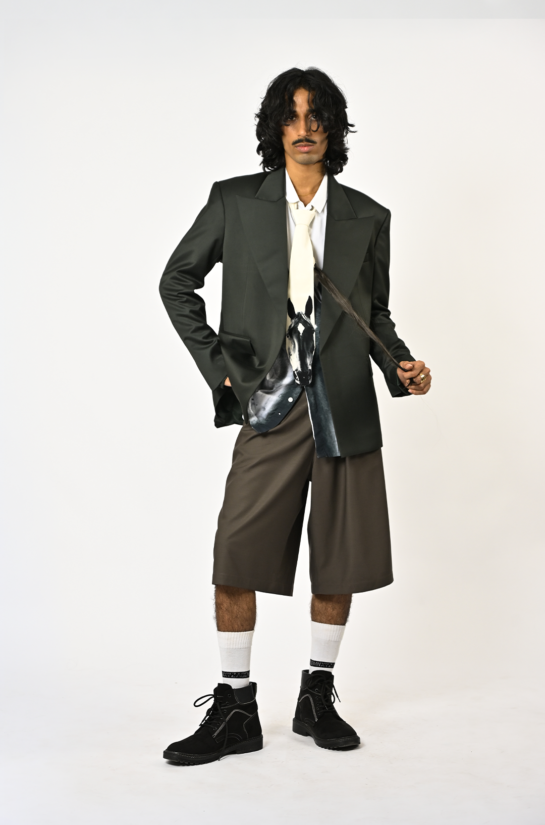 Horse tie with synthetic hair