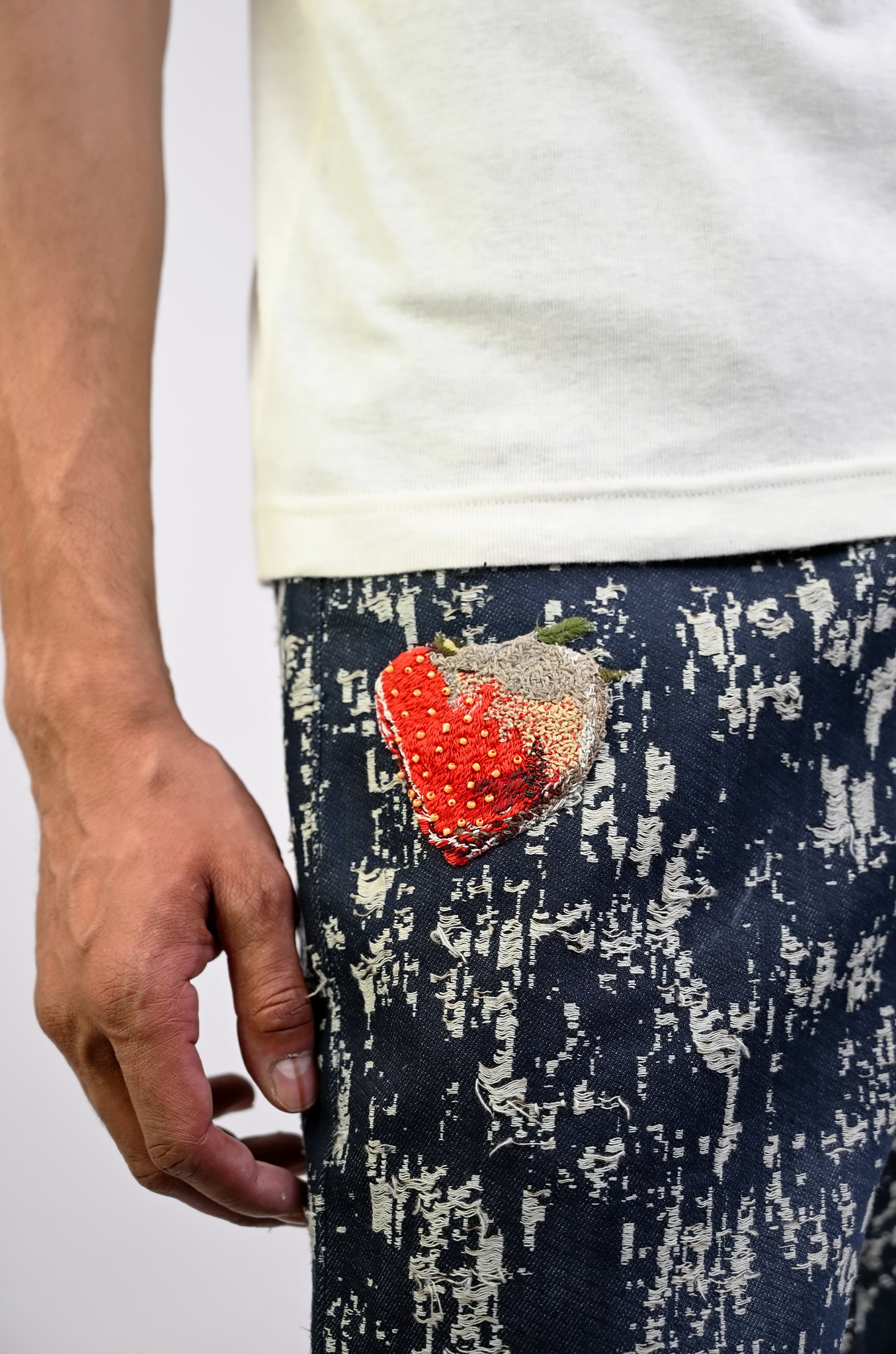 Straight fit denim in jacquard weave pattern(Indigo)