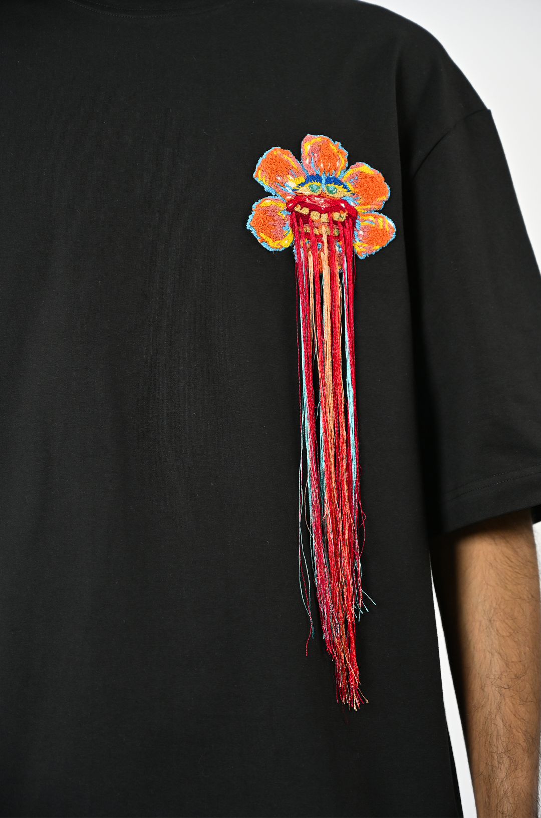 Hand-embroidered floral t-shirt (Black)