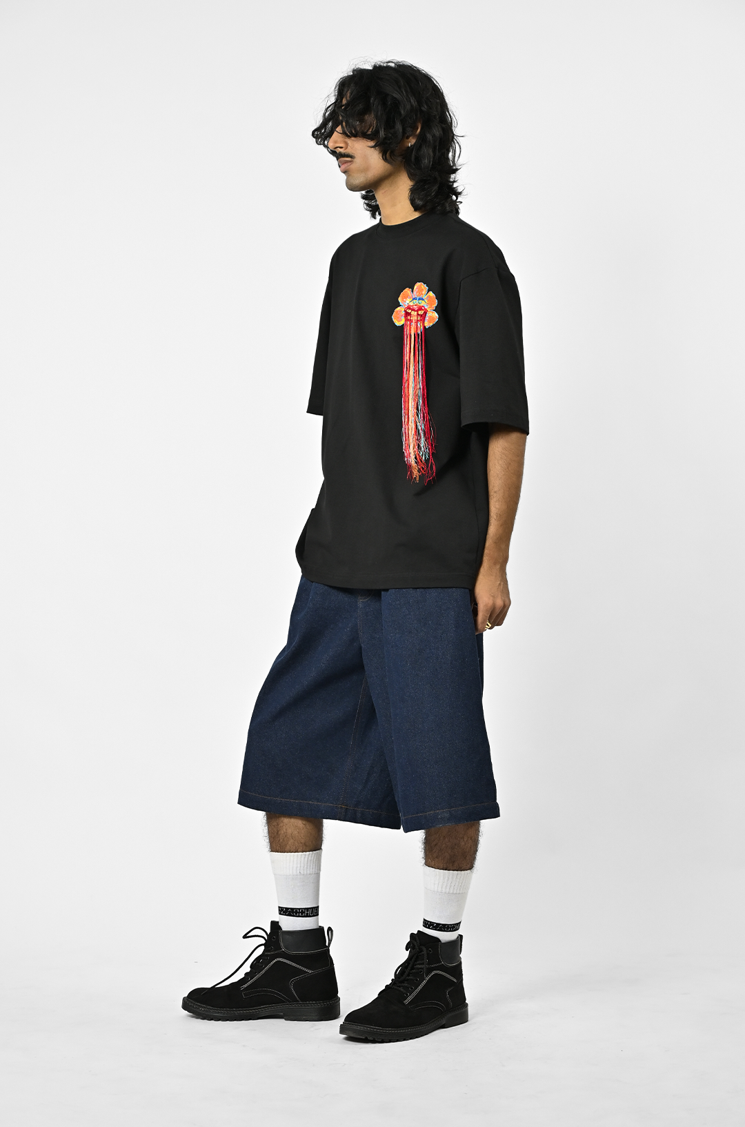 Hand-embroidered floral t-shirt (Black)