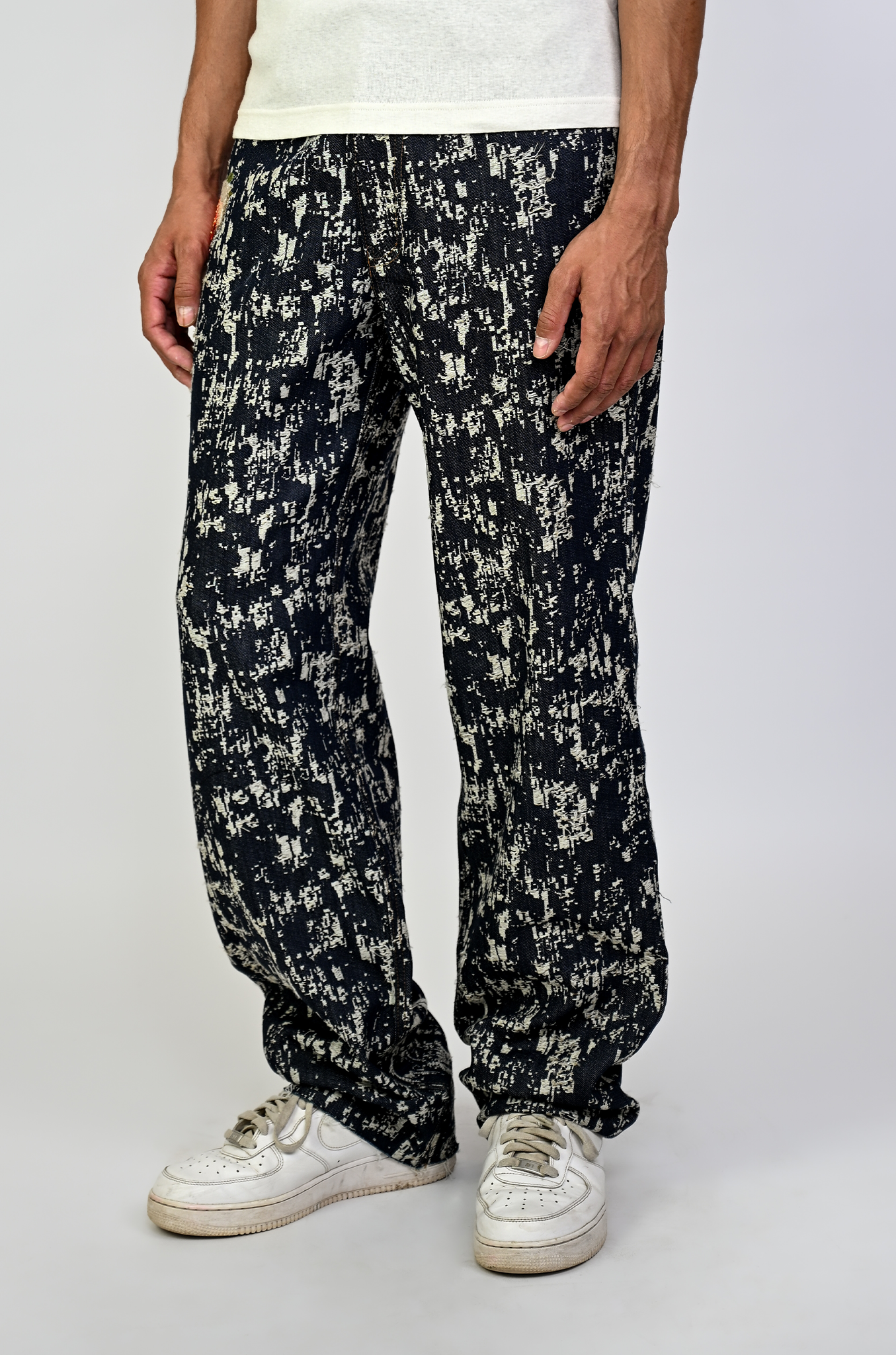 Straight fit denim in jacquard weave pattern(Indigo)