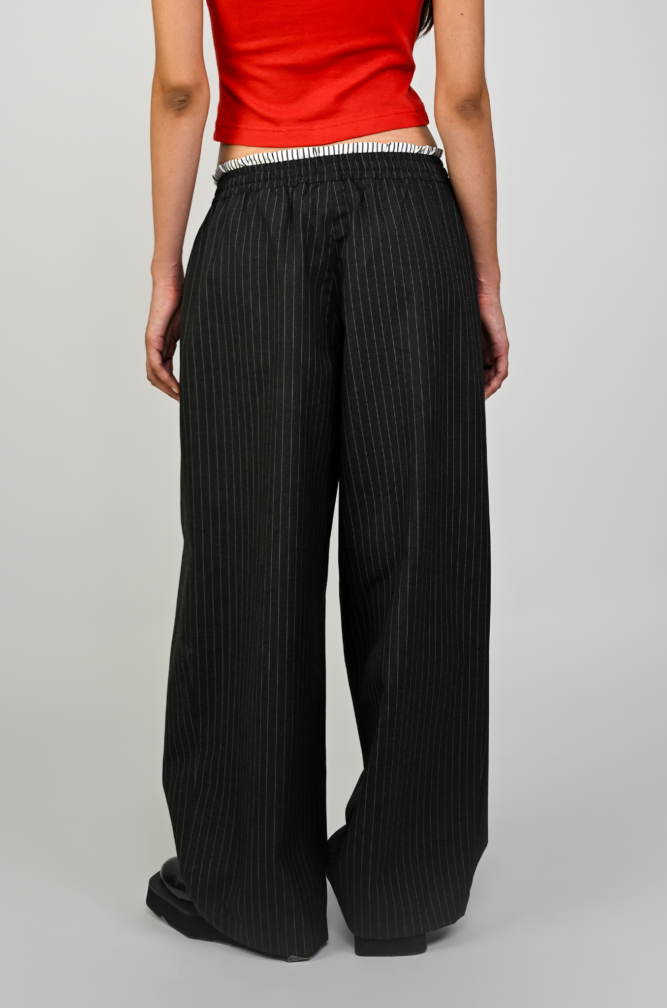 Pleated pinstriped trackpant(Black)