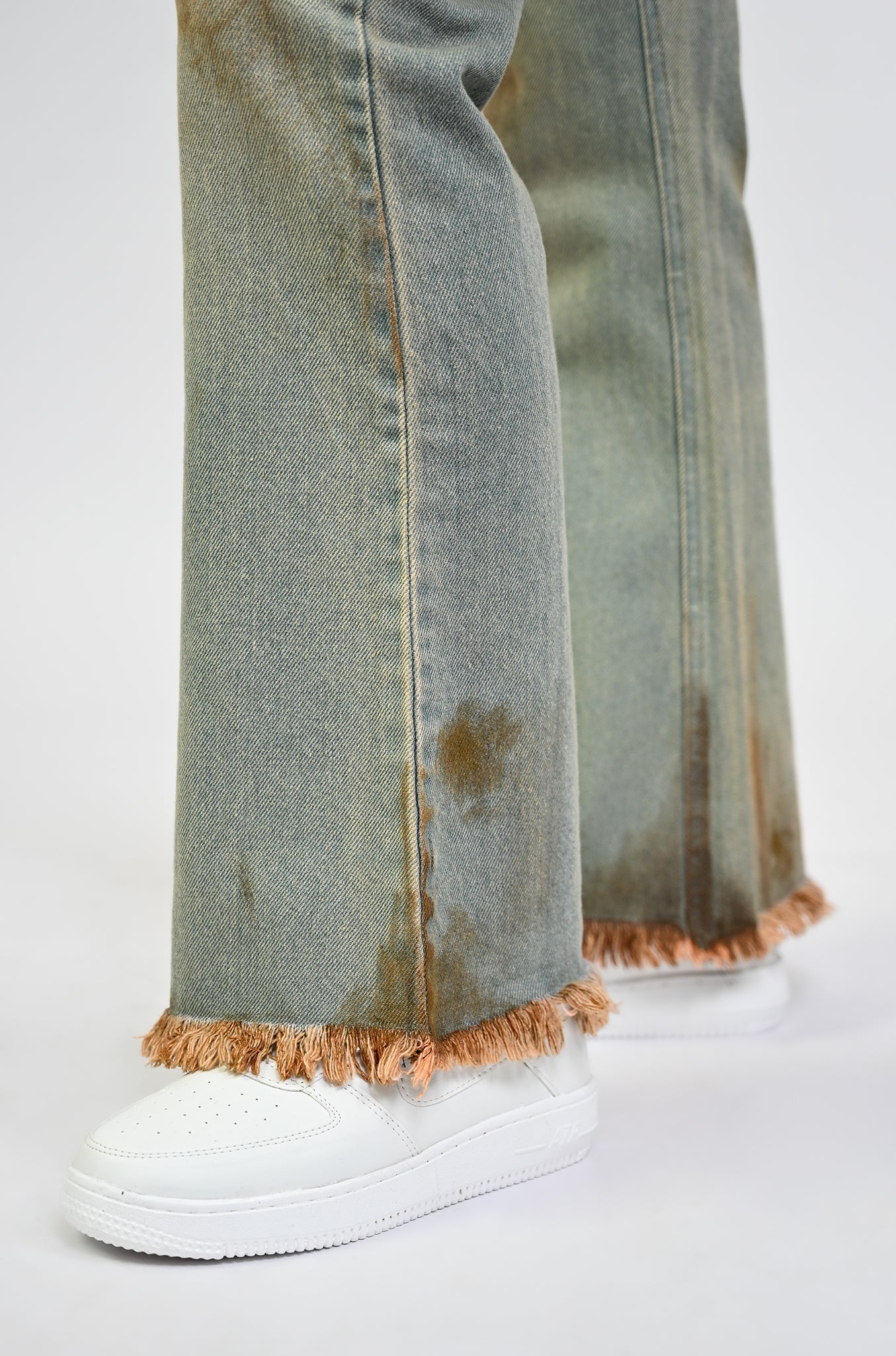 Bootcut denim with hand-painted light mud-washed surface (Indigo)