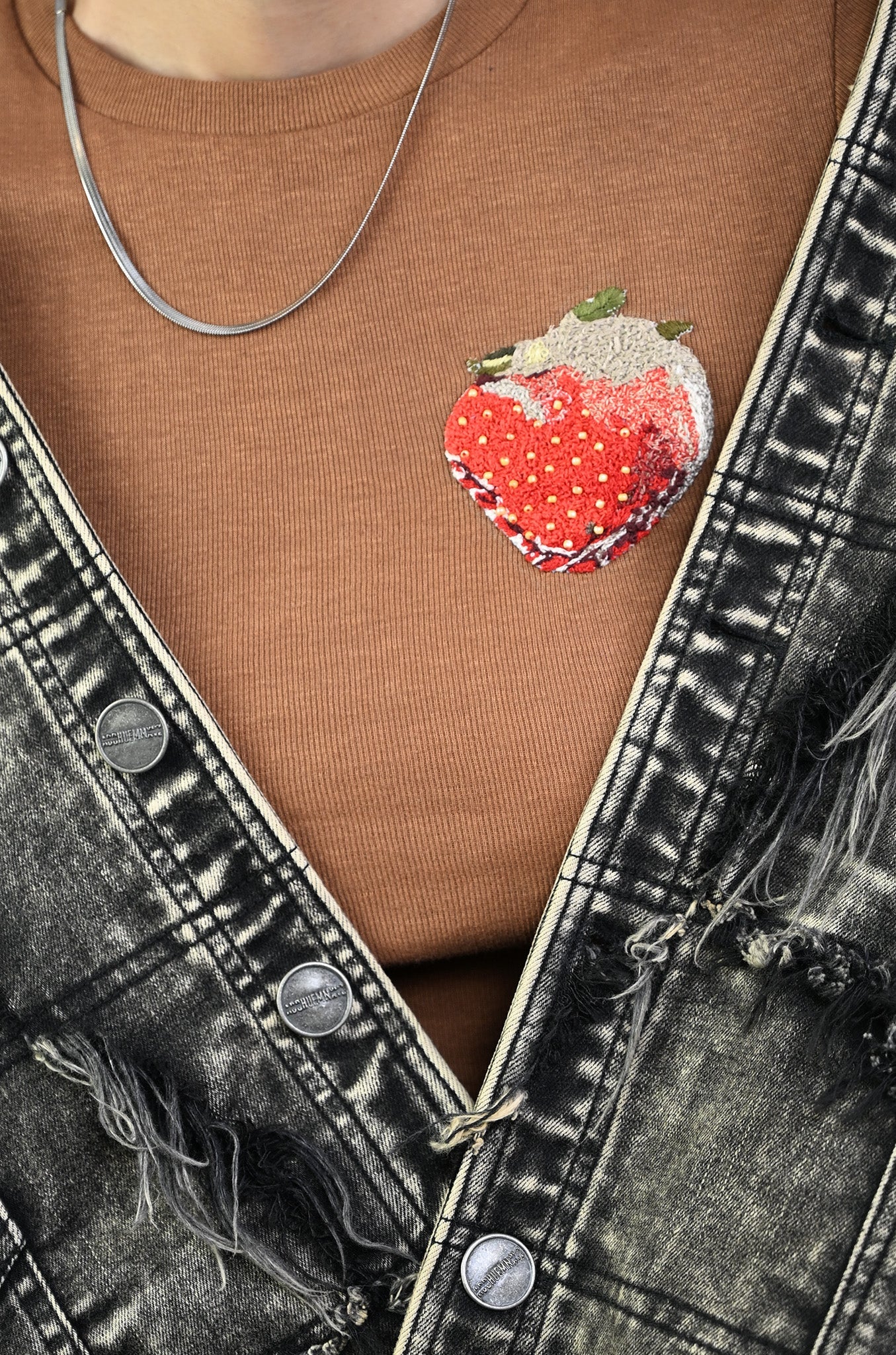 Embroidered Fitted T-shirt (Brown)