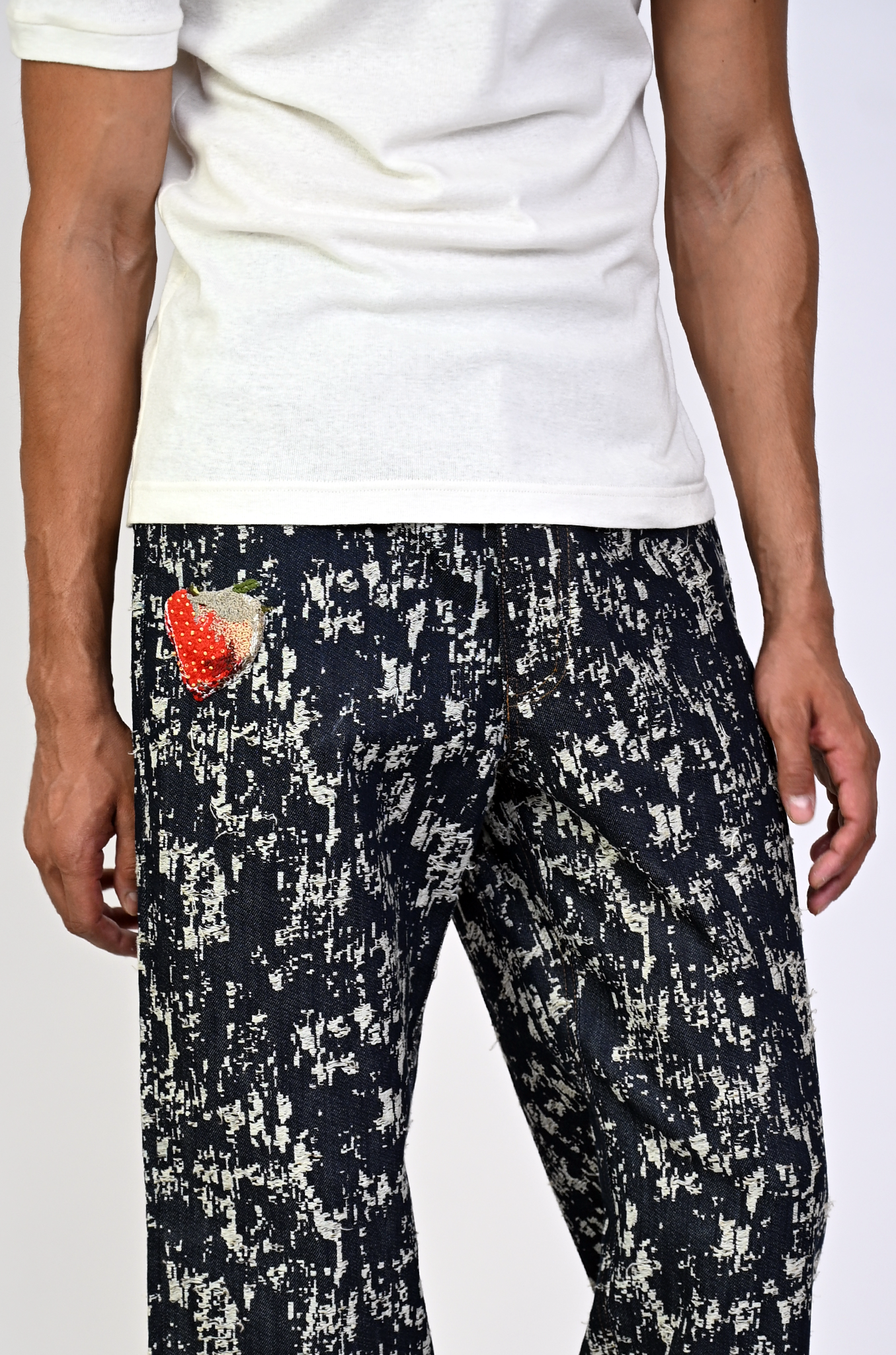 Straight fit denim in jacquard weave pattern(Indigo)