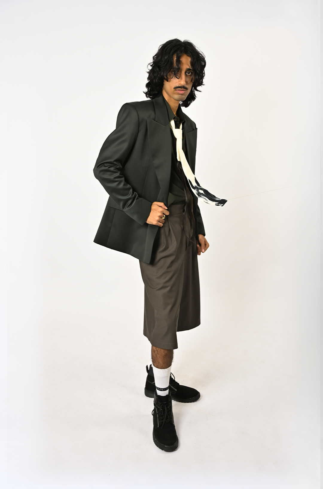 Horse tie with synthetic hair