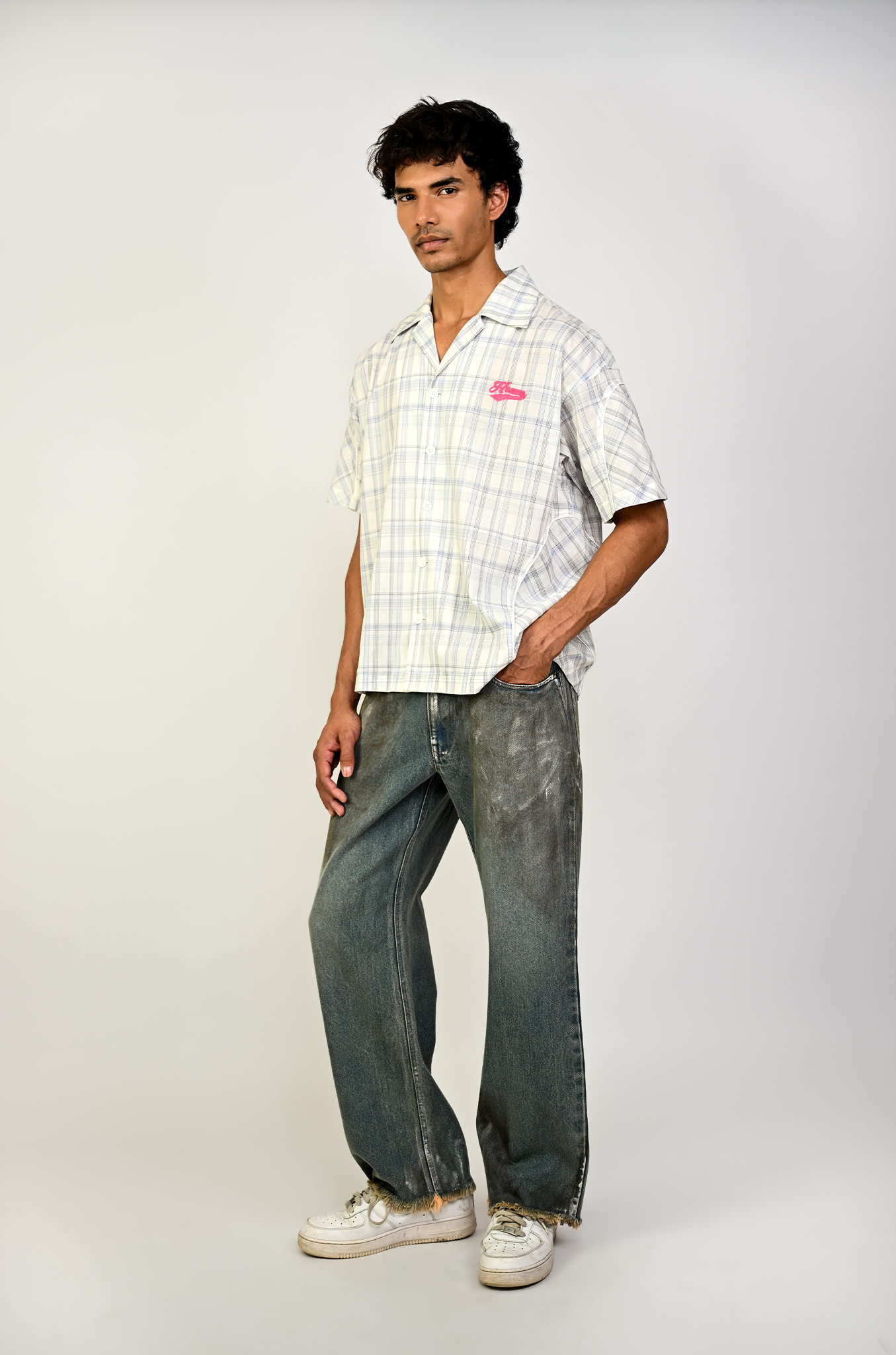 Straight fit denim with hand-painted whitewash surface (Indigo)