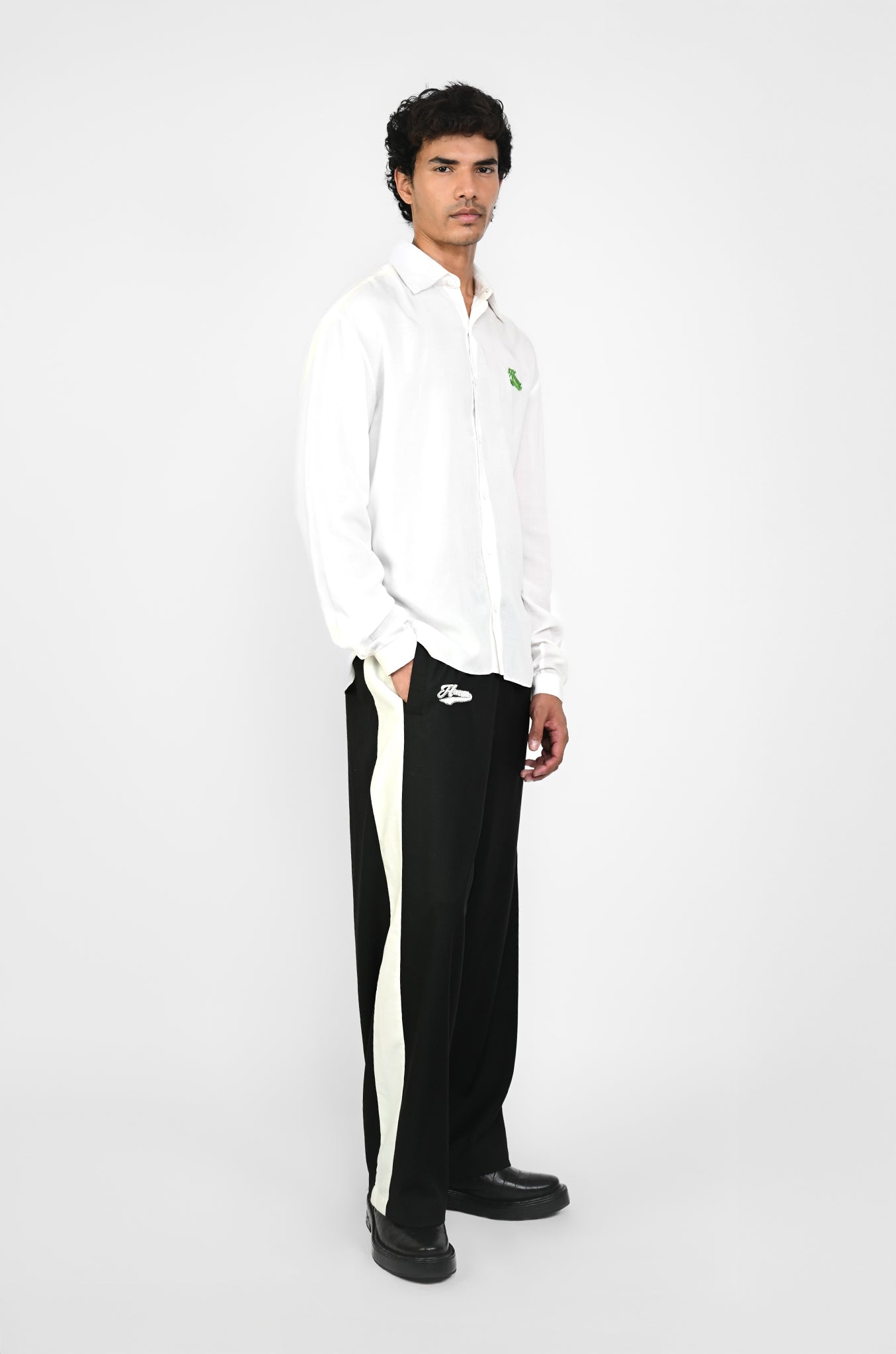 Embroidered logo cotton shirt (White)