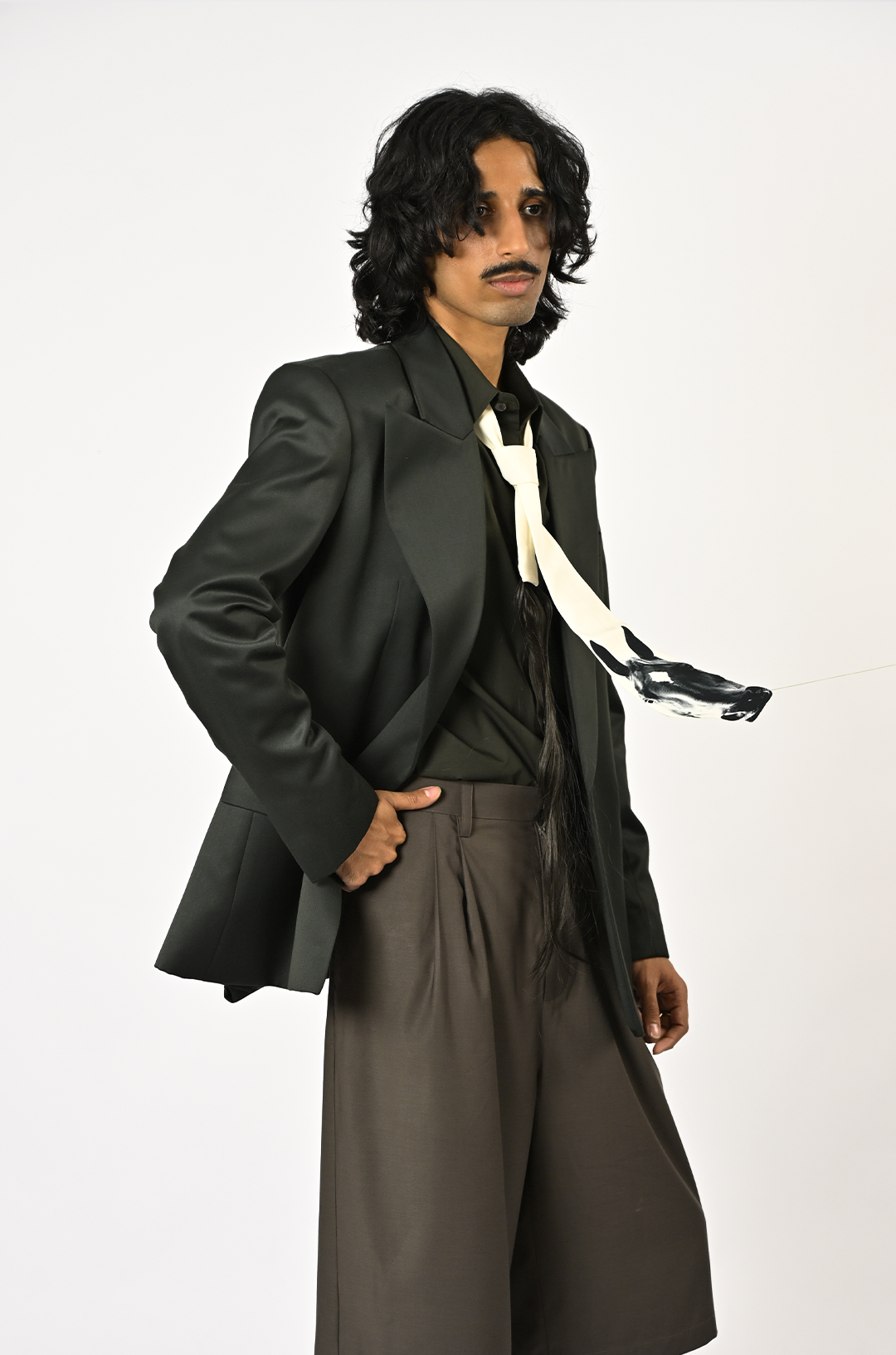 Horse tie with synthetic hair