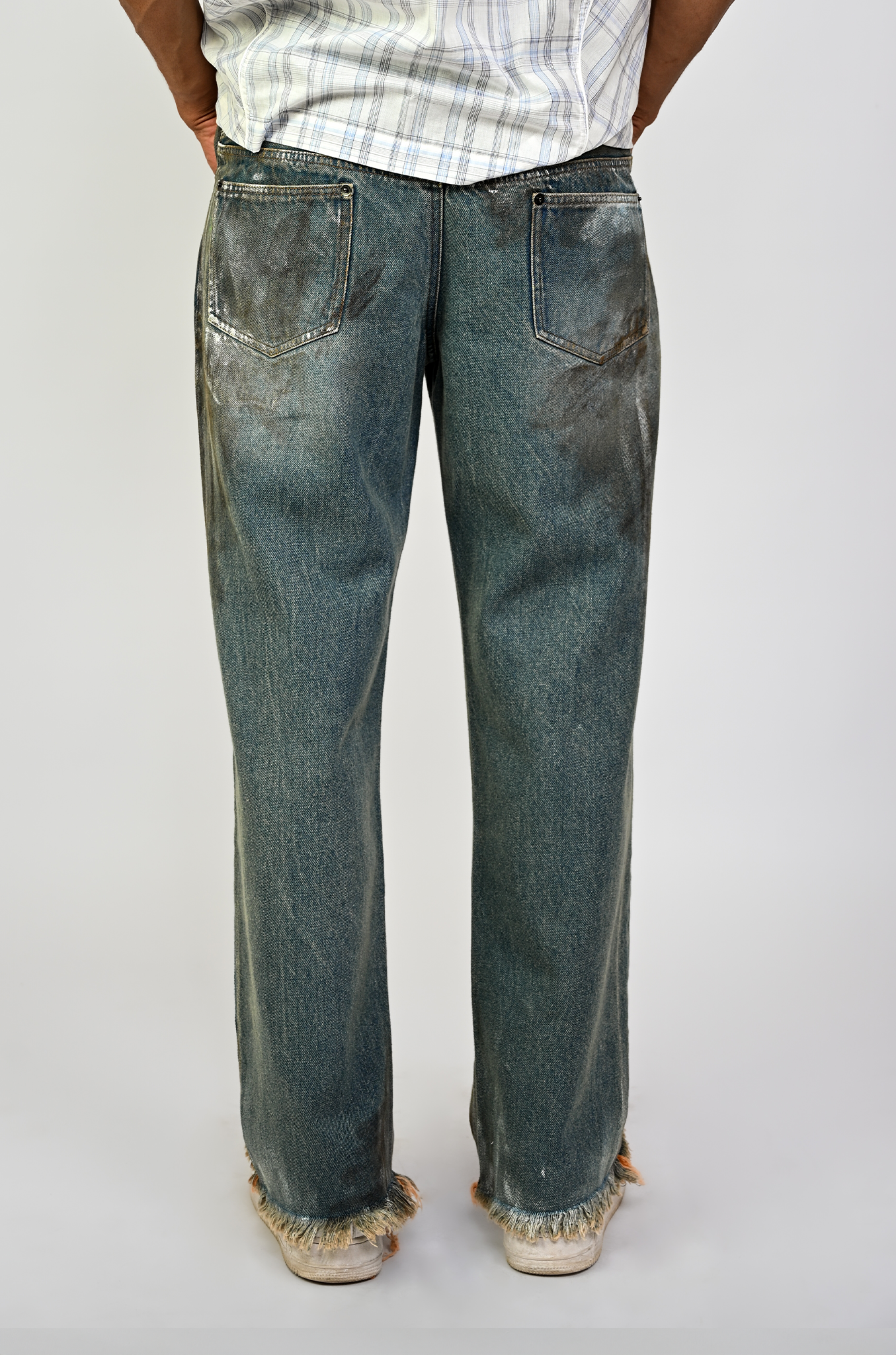 Straight fit denim with hand-painted whitewash surface (Indigo)