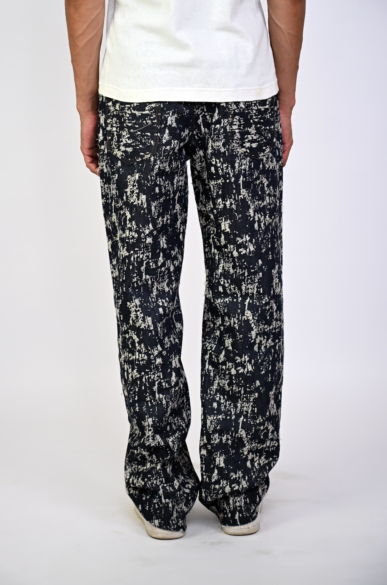 Straight fit denim in jacquard weave pattern(Indigo)